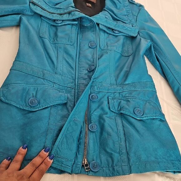 Danier Teal Leather Jacket with Collared Neckline and Fitted Silhouette - Picture 15 of 16